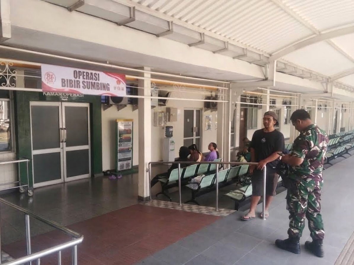 HUT TNI ke-81, Koramil Kasembon Dampingi Warga Ikuti Operasi Bibir Sumbing Gratis di RST Soepraoen Malang